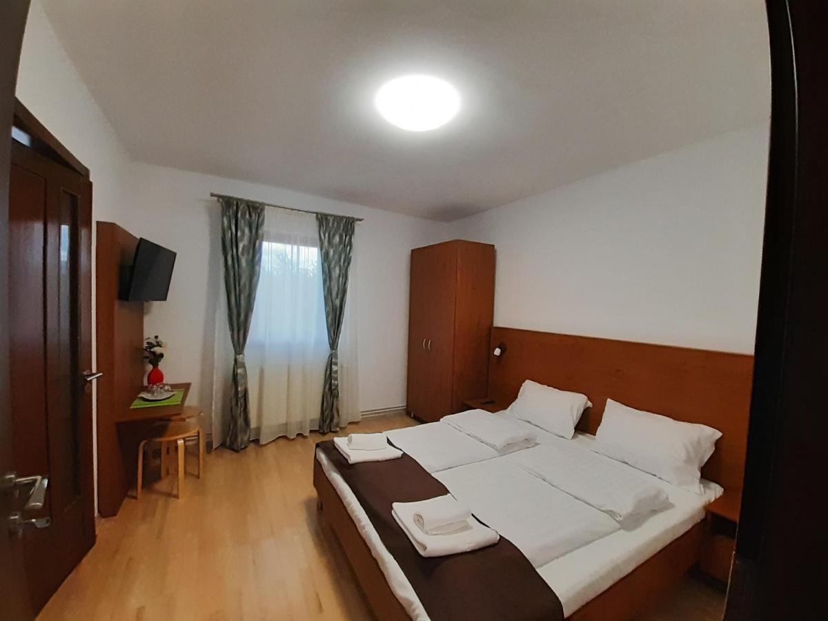 Mirana Hotel Cristian  Bagian luar foto