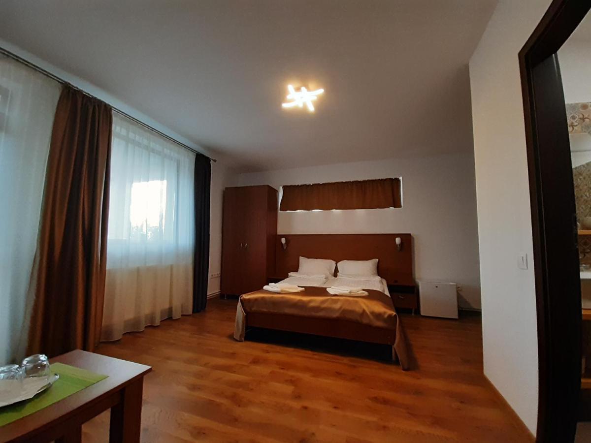 Mirana Hotel Cristian  Bagian luar foto