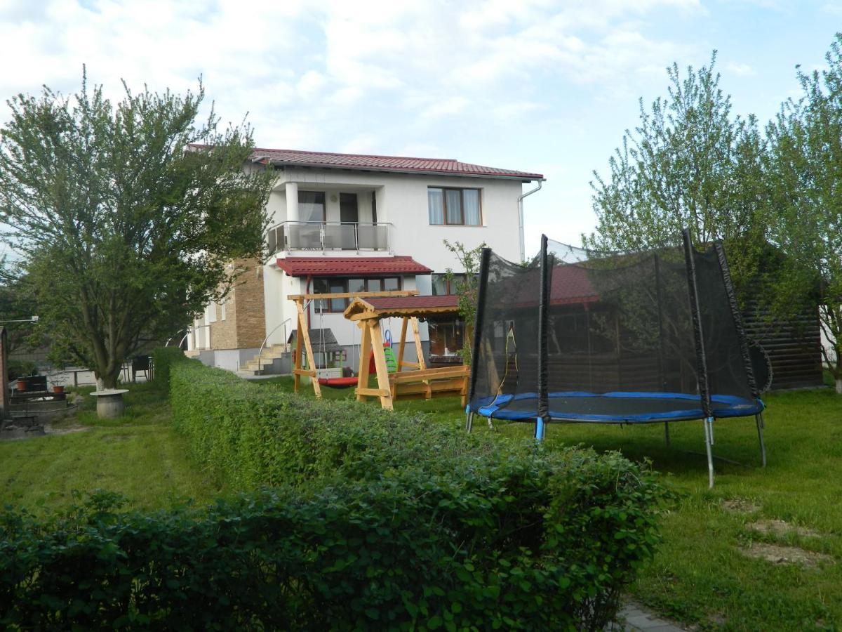 Mirana Hotel Cristian  Bagian luar foto