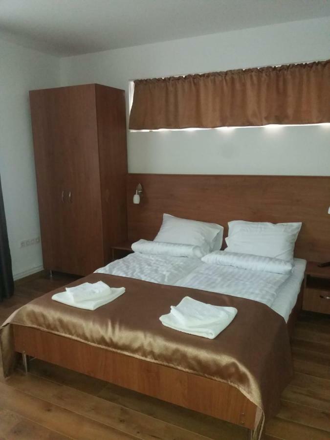 Mirana Hotel Cristian  Bagian luar foto