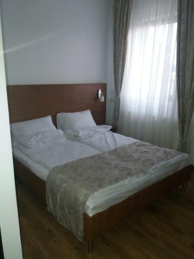 Mirana Hotel Cristian  Bagian luar foto