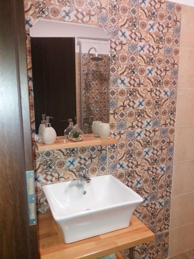 Mirana Hotel Cristian  Bagian luar foto